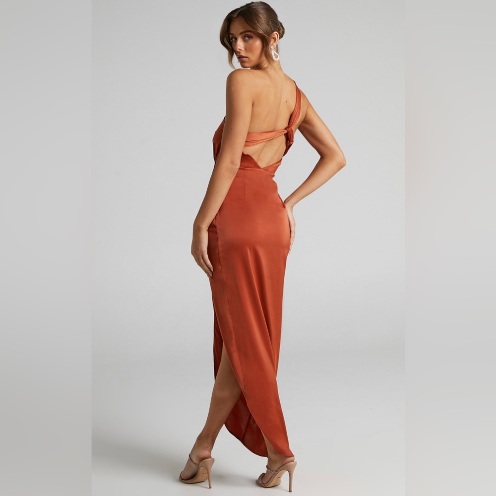 SHOWPO GENOISE MAXI DRESS ONE
SHOULDER DRAPED ASYMMETRIC SATIN DRESS PINK CLAY